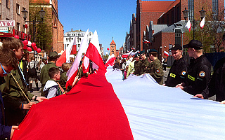W Elblągu przemaszerowali z 50-metrową flagą